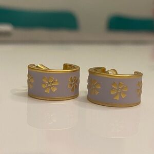 NWOT Madewell purple enamel daisy flower huggies earrings